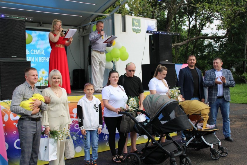 Иеромонах Митрофан (Могутнов) поздравил жителей Яковлевки с Днем семьи, любви и верности (+ Фото)