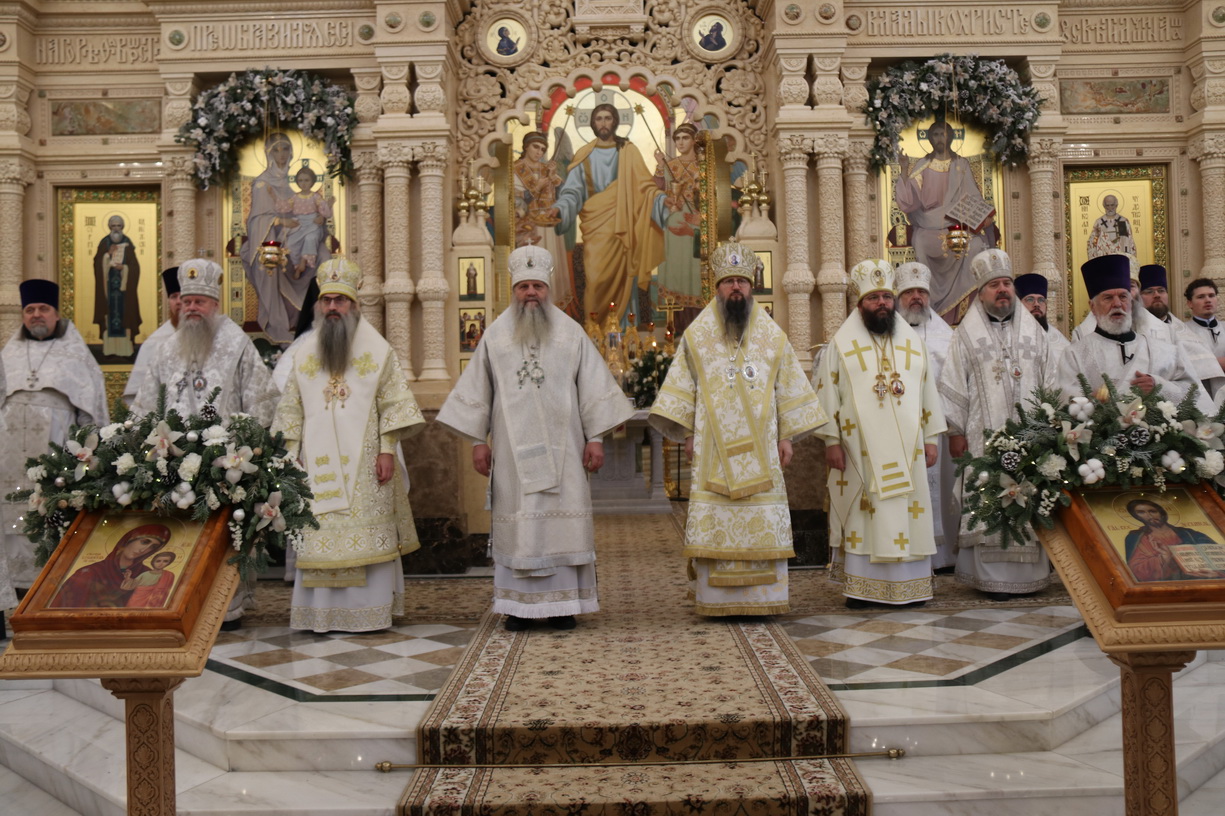 Собор архипастырей совершил Божественную литургию в Спасо-Преображенском соборе.