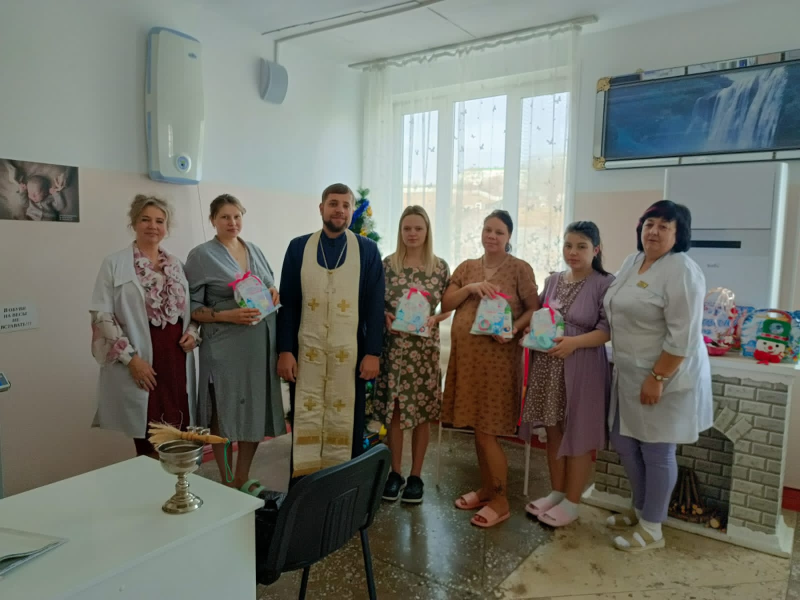 Священник поздравил с Рождеством мам с младенцами в родильном доме.