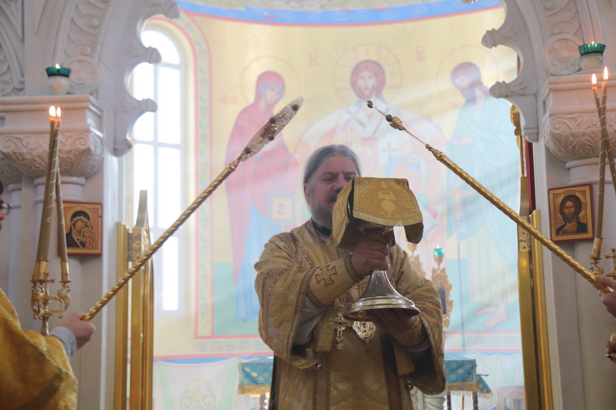 В Неделю 19-ю по Пятидесятнице, епископ Находкинский и Преображенский Николай совершил Божественную литургию в Казанском Кафедральном соборе г. Находки.