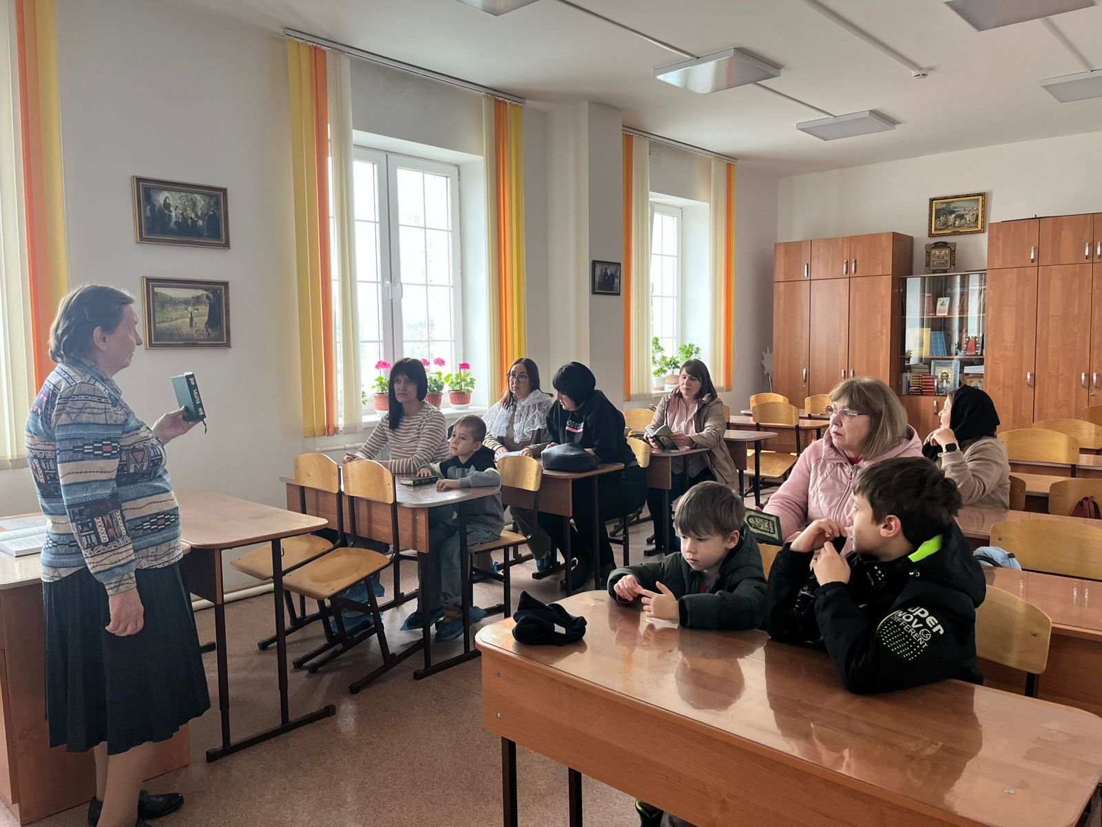 Группа воспитателей детских дошкольных учреждений г. Находки посетила Воскресную школу при Казанском Кафедральном соборе.