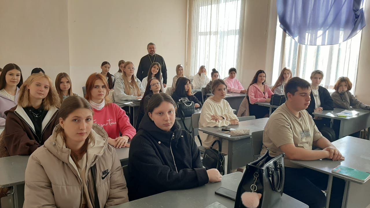 Беседа священника со студентами о семейных ценностях.