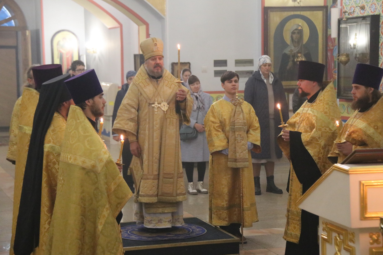Епископ Николай возглавил всенощное бдение в Казанском соборе.