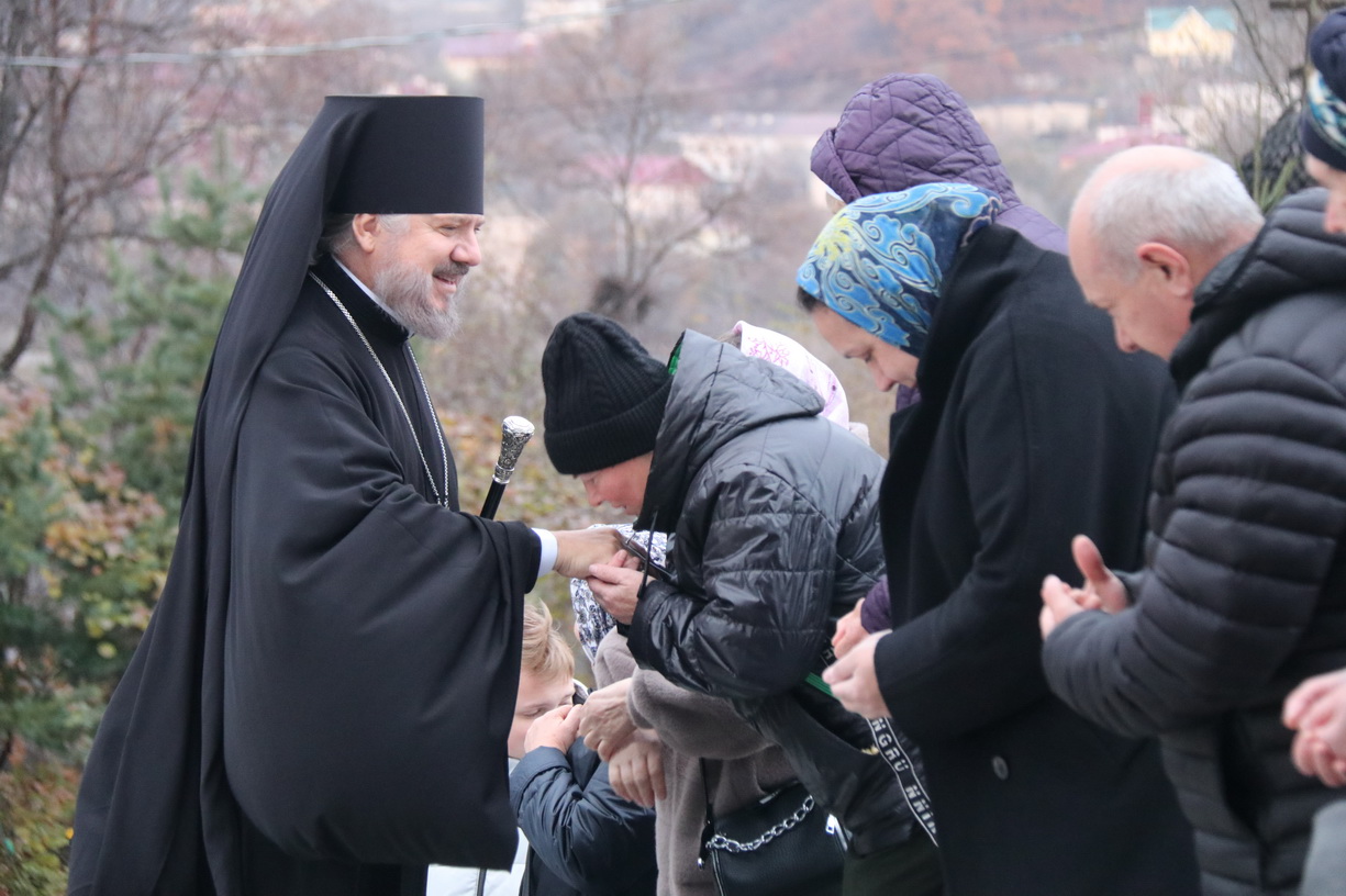 В Неделю 21-ю по Пятидесятнице, епископ Находкинский и Преображенский Николай совершил Божественную литургию в Казанском Кафедральном соборе г. Находки.