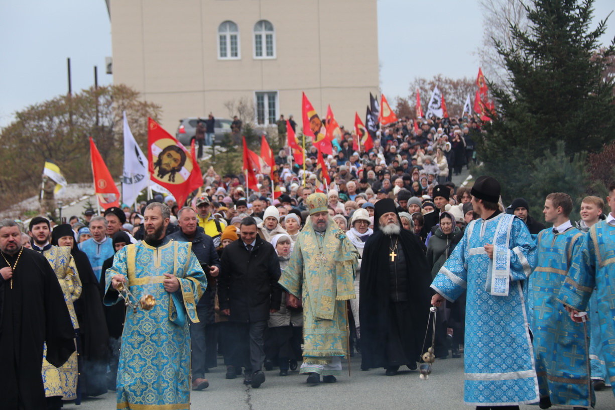 Божественная Литургия и общегородской Крестный ход прошли в Находкинской епархии в праздник Казанской иконы Божией Матери и День народного единства.