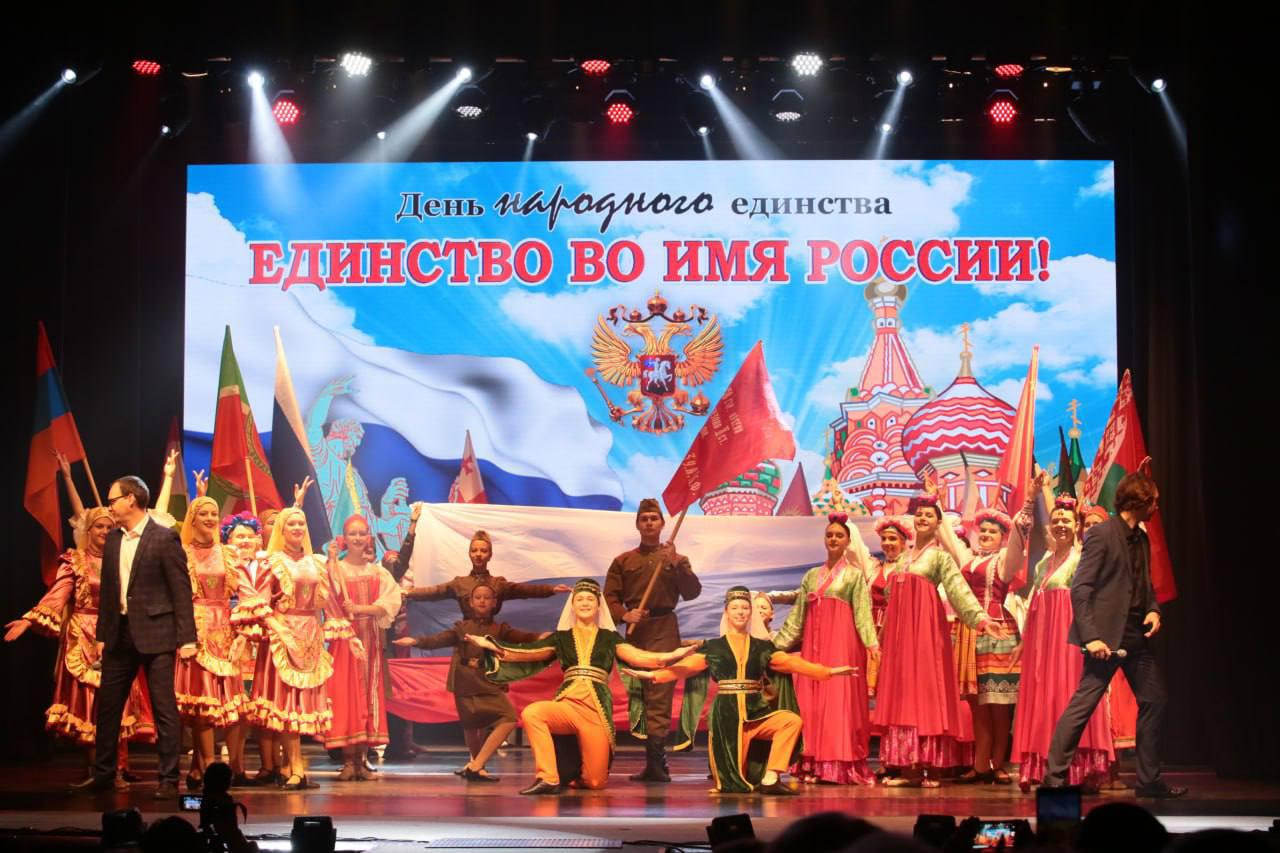 Иерей Виталий Шаркеев поздравил гостей праздничного концерта с праздником Казанской иконы Божией Матери и Днём народного единства