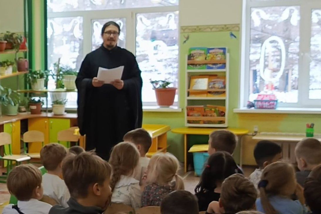 Диакон Валентин Белкин поговорил с детьми о патриотизме и Дне Героев Отечества