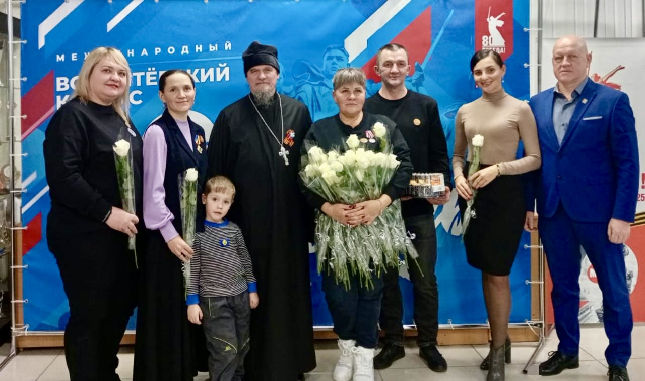 Приходу храма Иверской иконы Божией Матери п. Смоляниново вручили награды в День волонтера.