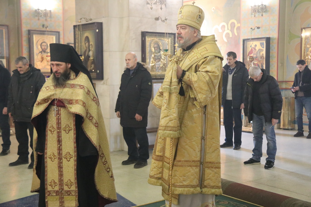 В канун дня памяти ап. Андрея Первозванного епископ Николай совершил праздничное богослужение в Казанском соборе г. Находки