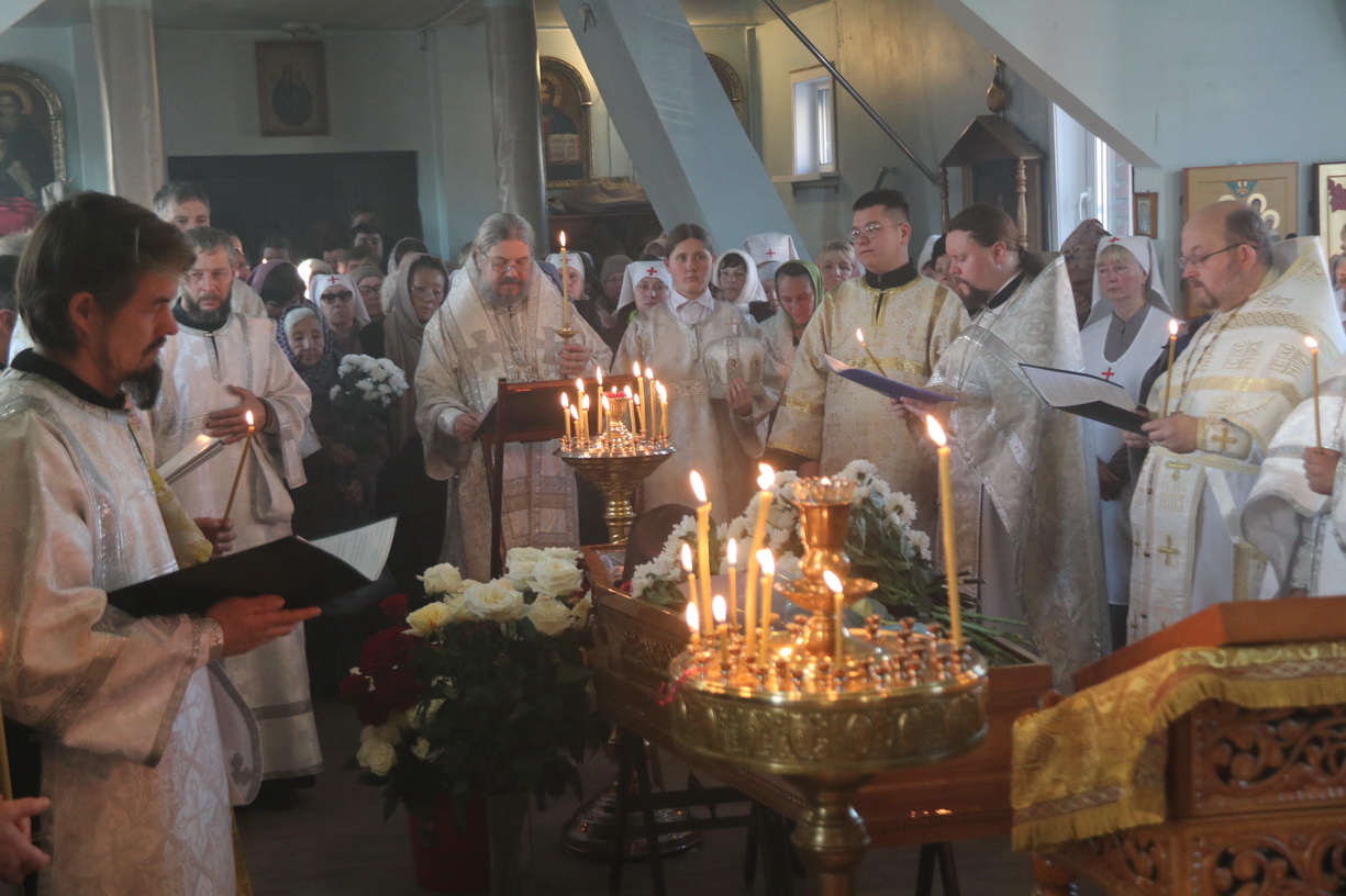 Епископ Николай совершил заупокойную Божественную литургию и возглавил чин отпевания иеромонаха Порфирия (Москаленко).