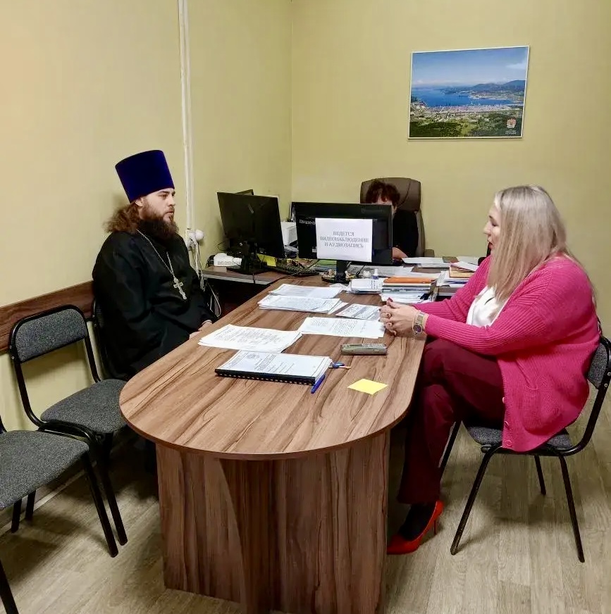 Новый настоятель храма Живоначальной Троицы п. Врангель и руководитель Епархиального социального отдела иерей Иоанн Гречишников приступил к служебным обязанностям.