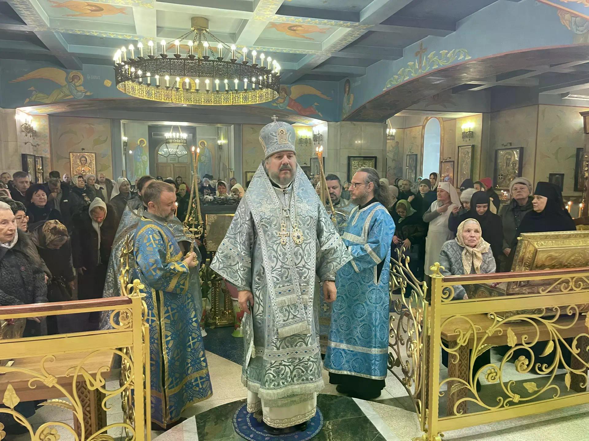 В праздник Введения во храм Пресвятой Владычицы нашей Богородицы и Приснодевы Марии епископ Находкинский и Преображенcкий Николай совершил Божественную литургию в Казанском соборе г. Находки.