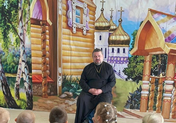 Священник рассказал дошкольникам о Сретении Господнем.