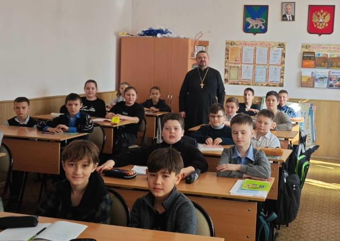 Иерей Виталий Шаркеев проводит цикл бесед о Пасхе в школах Находки.