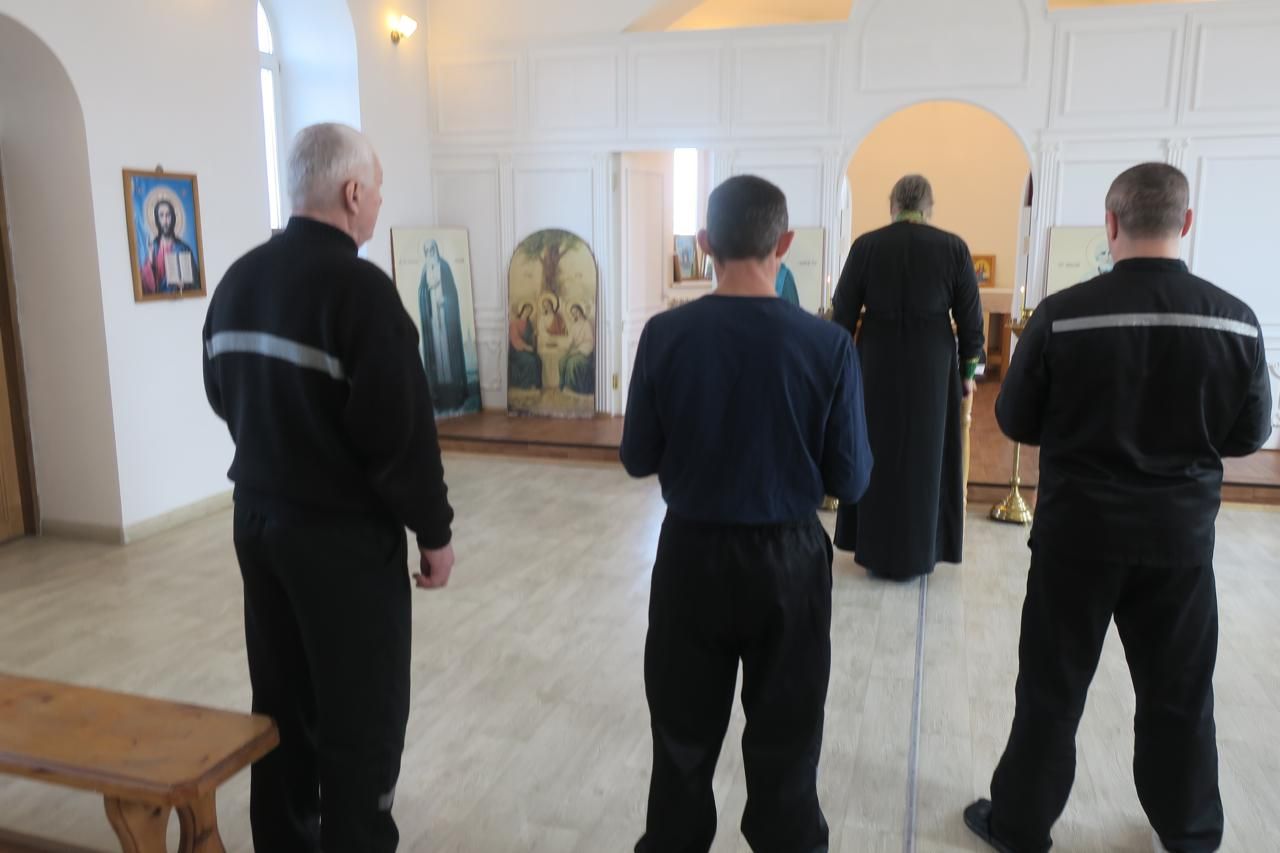 В рамках всероссийской акции "Неделя молитвы" протоиерей Сергий Бирюк совершил молебен в колонии N20 п. Заводского