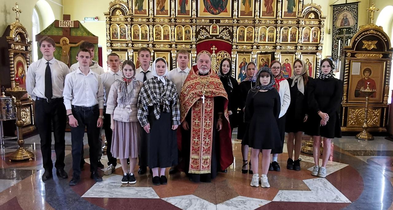 Выпускники средней школы №253 п. Дунай посетили храм Георгия Победоносца.