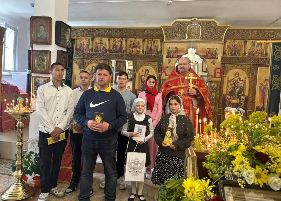 В Николаевском храме Большого Камня поздравили выпускников школ.