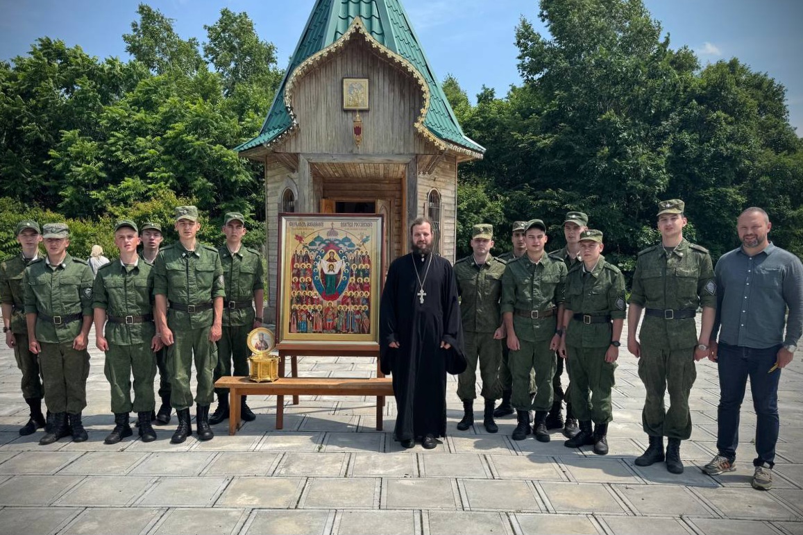 Пограничники заставы Нижне-Михайловской помолились перед иконой «Собор святых покровителей воинства российского»