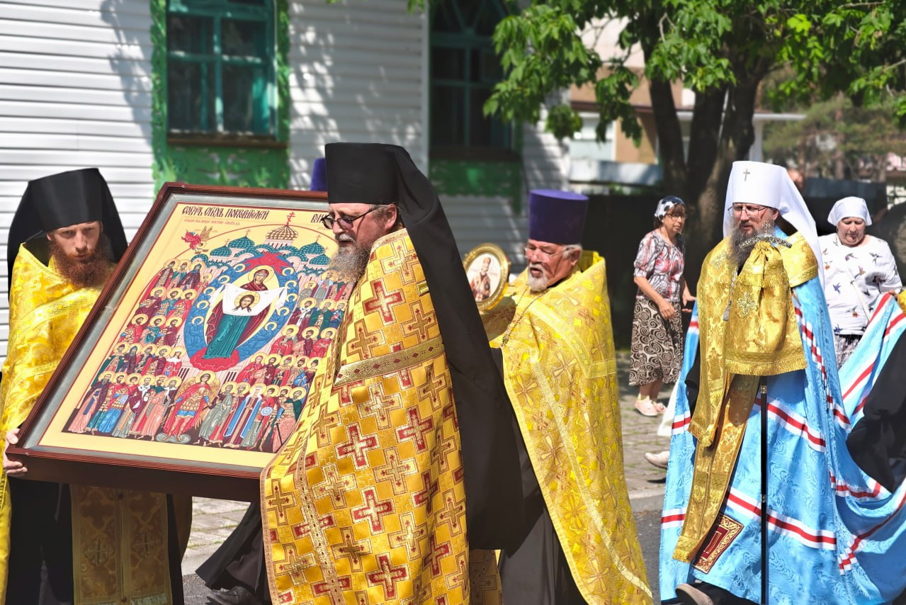 В Успенском храме п. Кировский состоялось архиерейское богослужение перед иконой Святых покровителей воинства