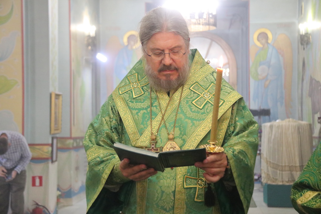 В канун празднования памяти обретения мощей преподобного Сергия Радонежского, епископ Находкинский и Пребраженский Николай, возглавил всенощное бдение в Казанском соборе.