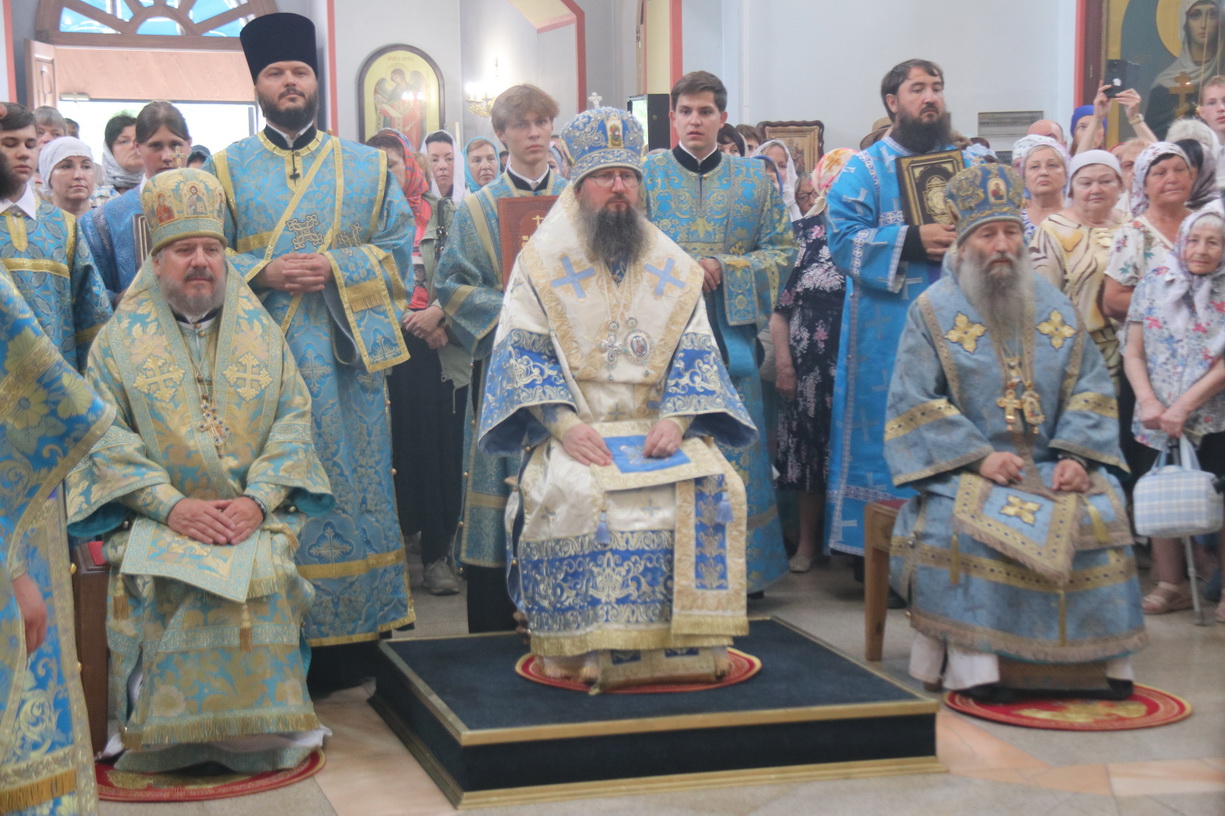 Митрополит Павел возглавил богослужение в день престольного праздника в Казанском храме г. Находки.