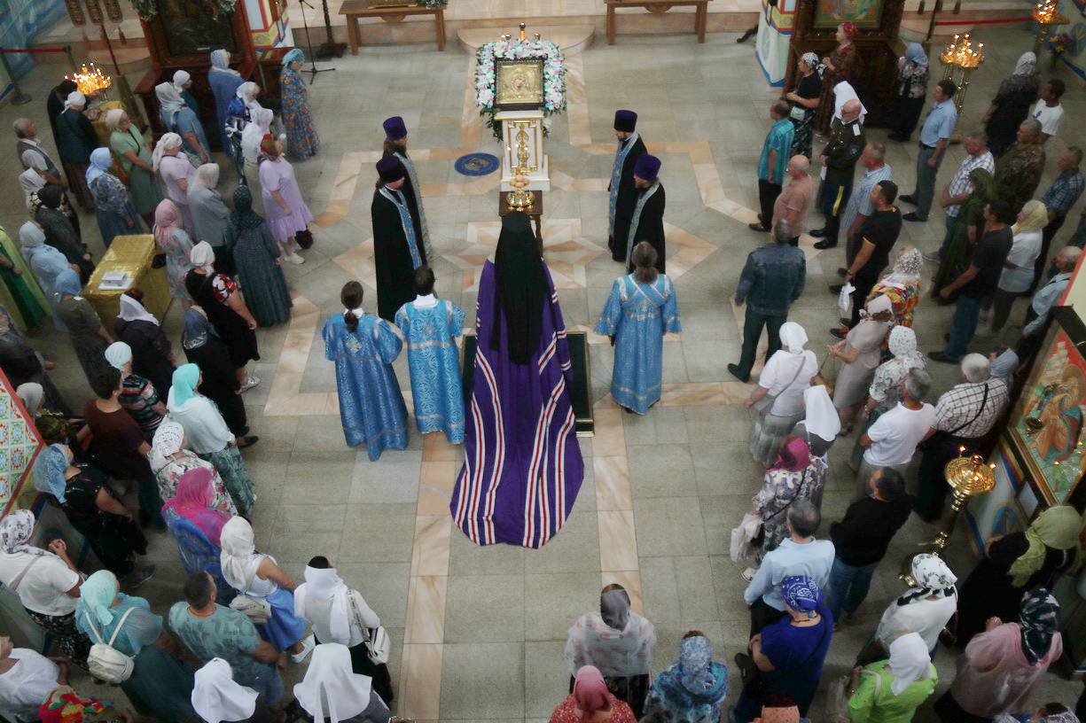 В канун празднования Казанской иконы Божией Матери епископ Николай возглавили всенощное бдение в Казанском соборе г. Находки