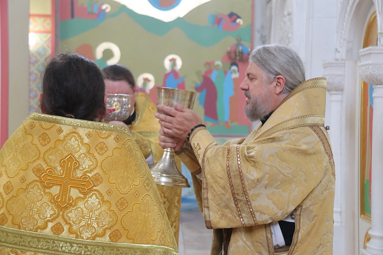 В неделю 5-ю по Пятидесятнице, епископ Находкинский и Преображенский Николай совершил Божественную литургию в Казанском Кафедральном соборе г. Находки.