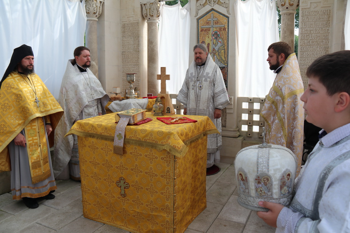 Епископ Николай совершил Божественную литургию в часовне Воскресения Христова на «Новом» кладбище г. Находки.