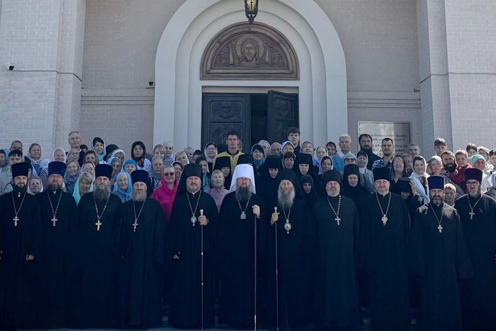 В главном храме Приморья состоялось соборное архиерейское богослужение перед мощами свт. Тихона.