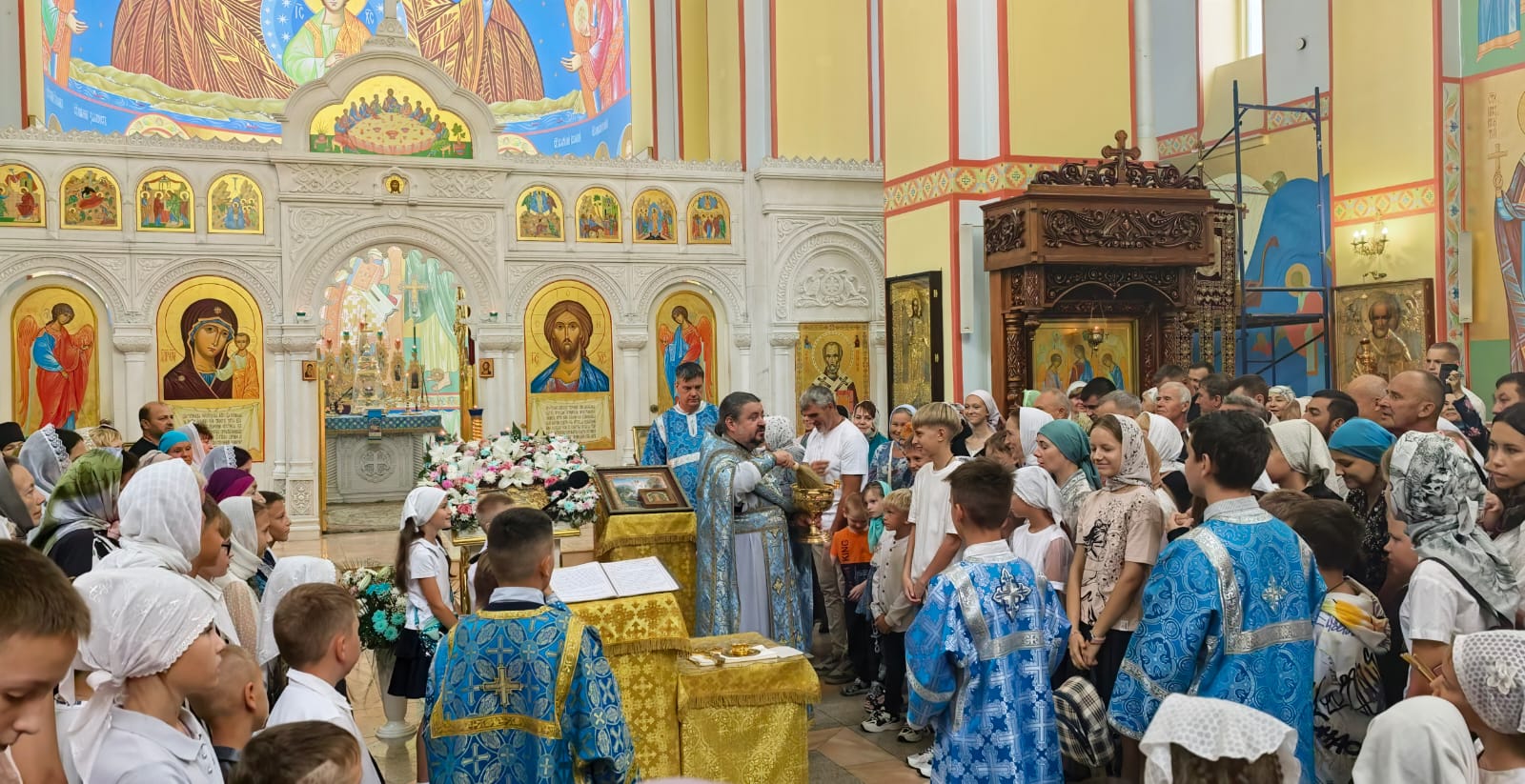 31 августа в Казанском кафедральном соборе г. Находки, по окончании Божественной литургии, состоялся молебен на начало учебного года.