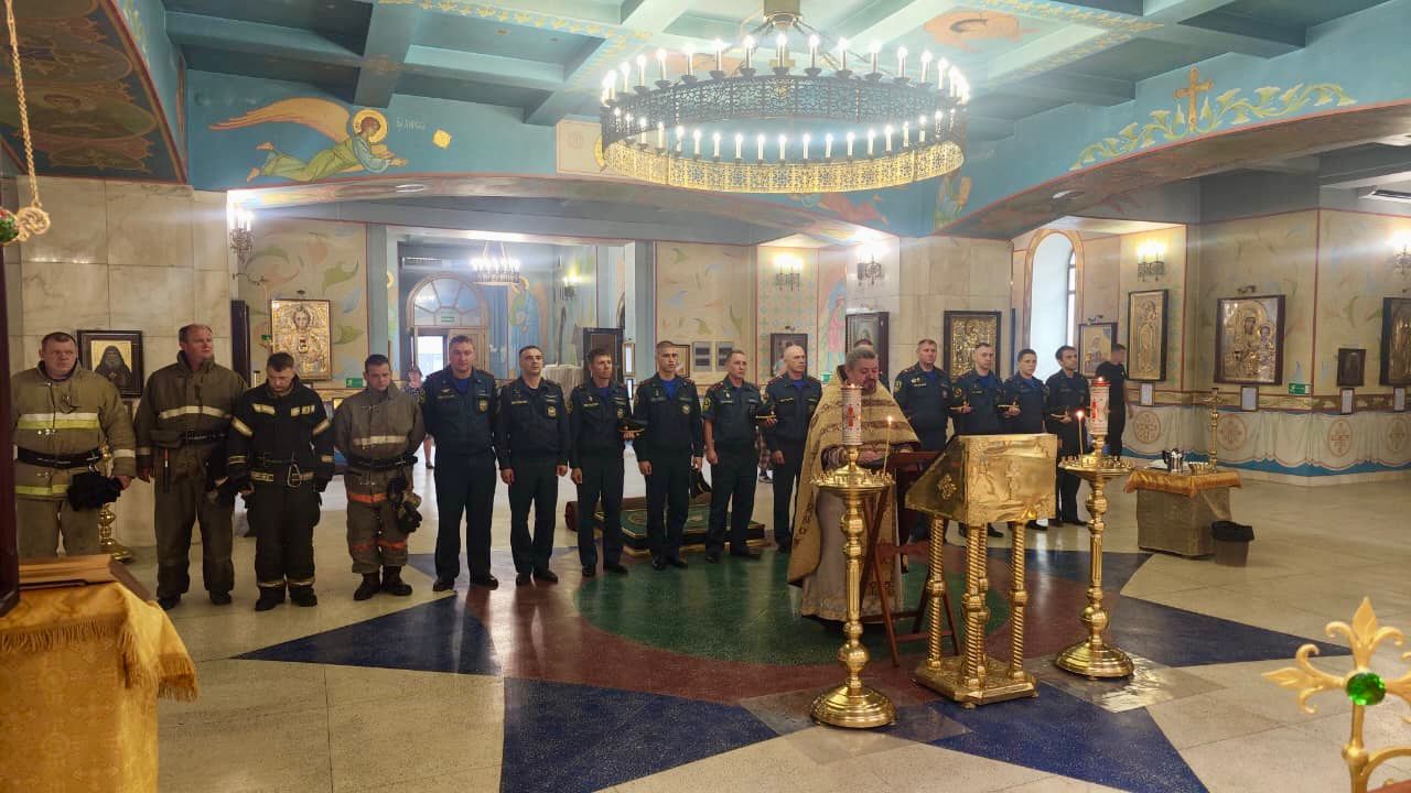 Молебен для сотрудников МЧС прошел в Казанском соборе.