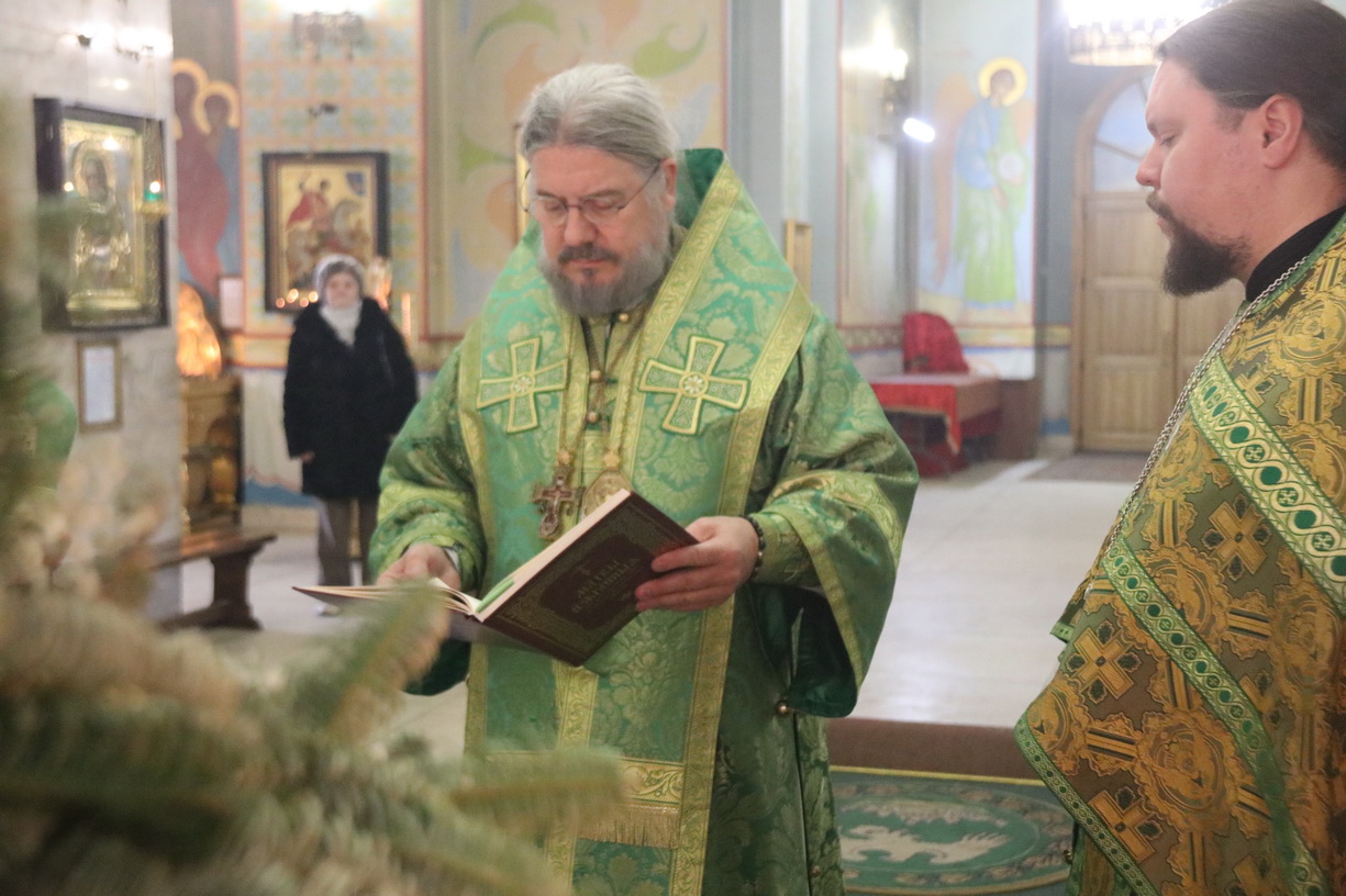 В день памяти прп. Серафима Саровского епископ Николай возглавил Божественную литургию в Казанском соборе.