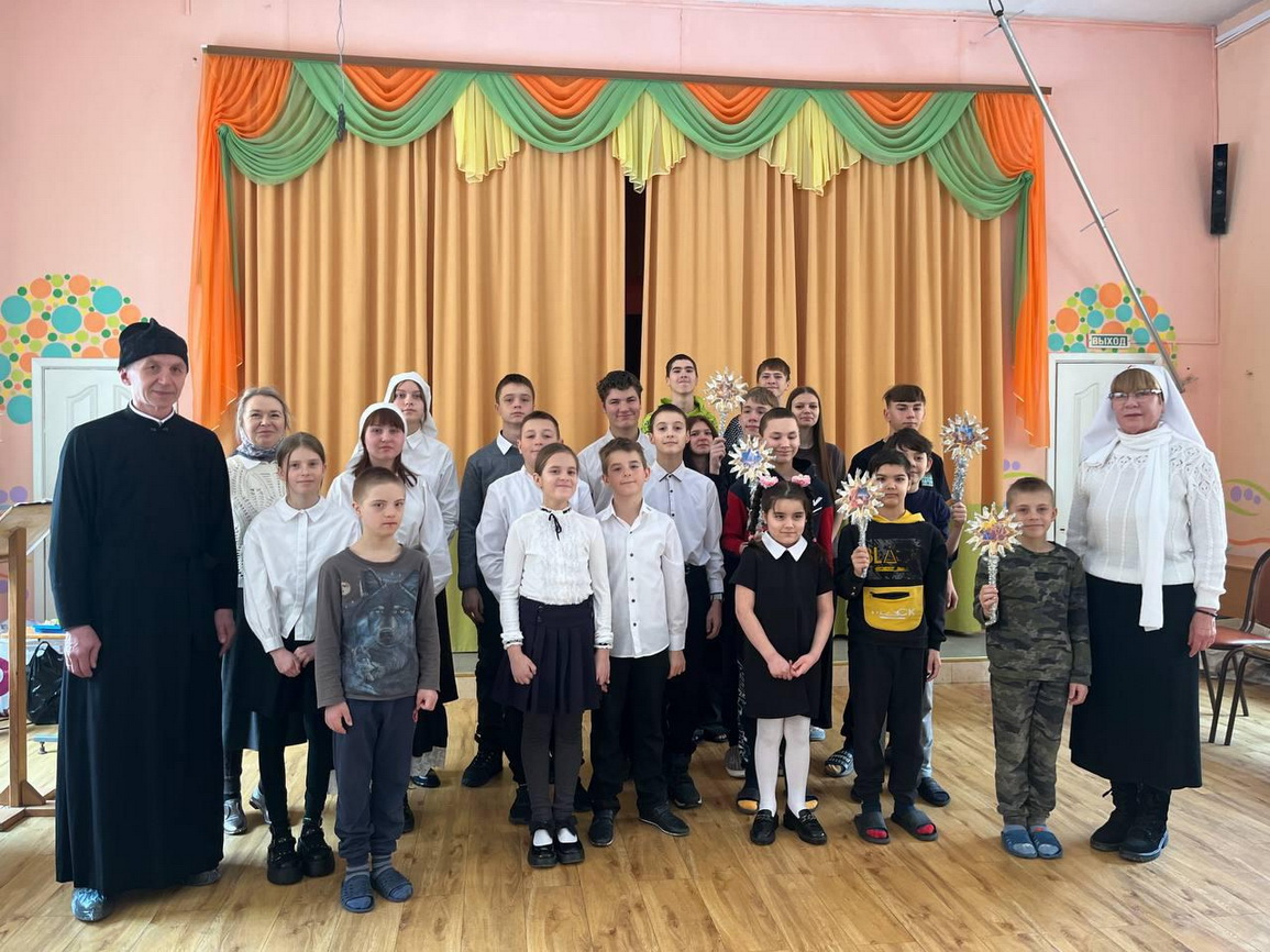 Рождественский концерт для ребят из Детского дома провели воспитанники Воскресной школы храма Рождества Христова.