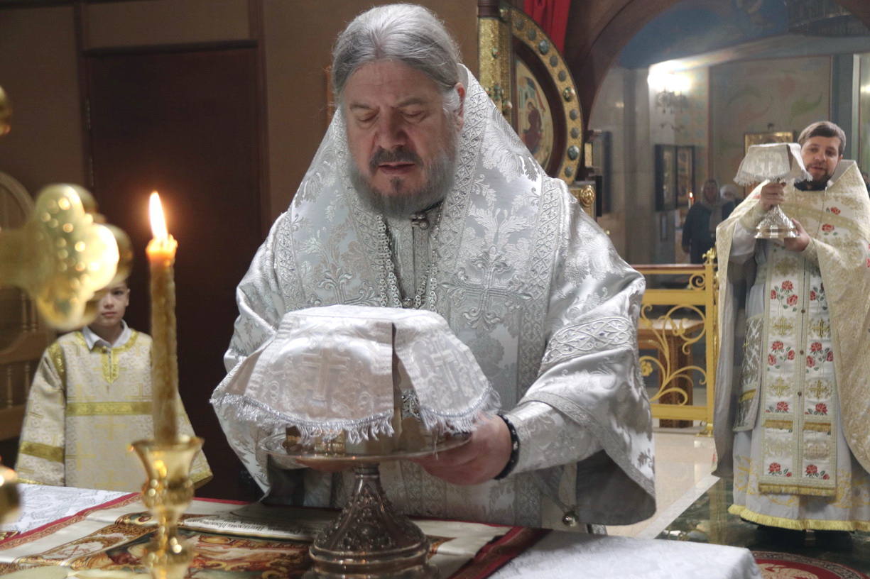 Епископ Николай возглавил Божественную литургию в Казанском соборе.