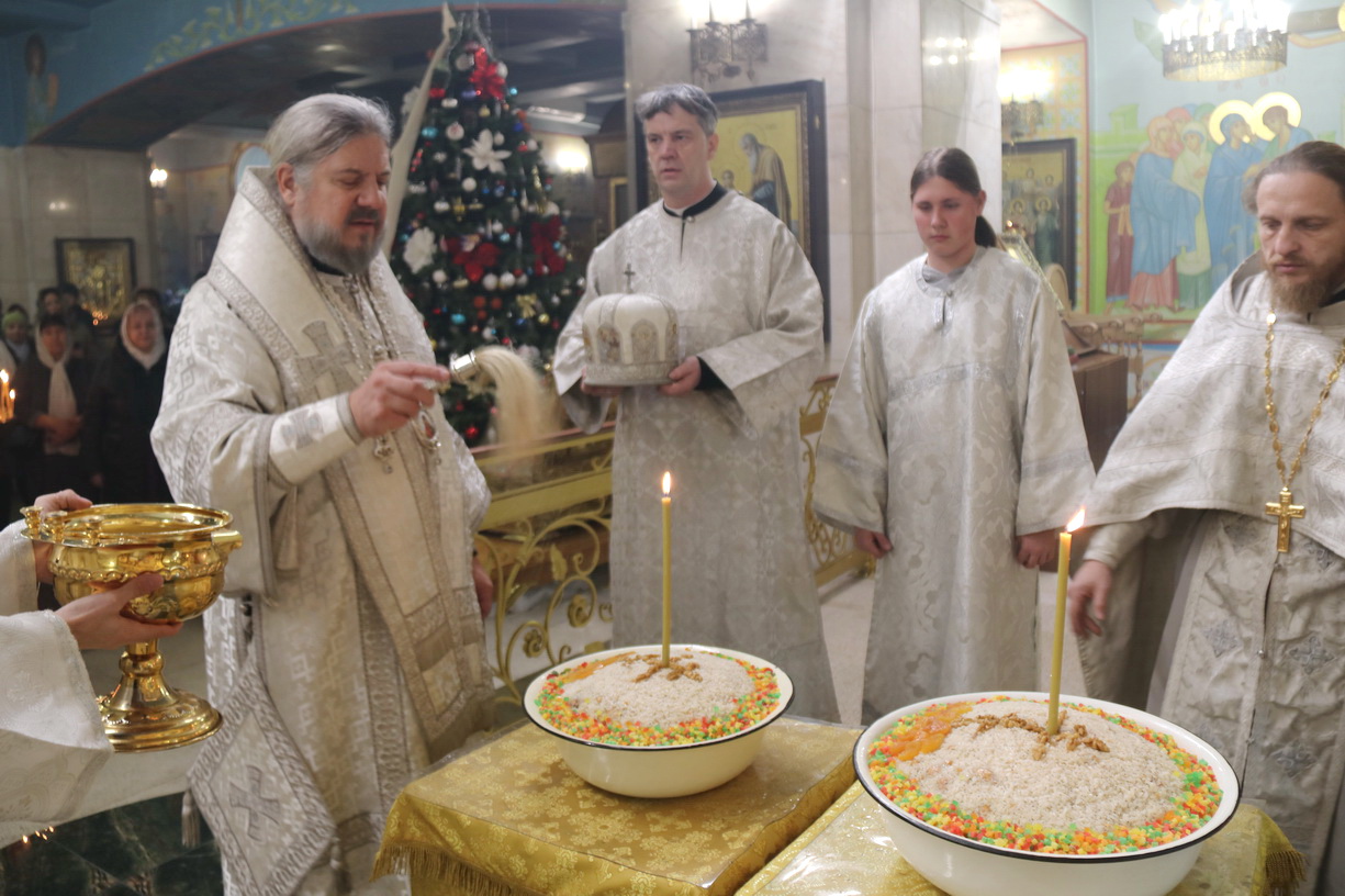 В Рождественский сочельник епископ Находкинский и Преображенский Николай возглавил праздничное богослужение в Казанском Кафедральном соборе г. Находки.