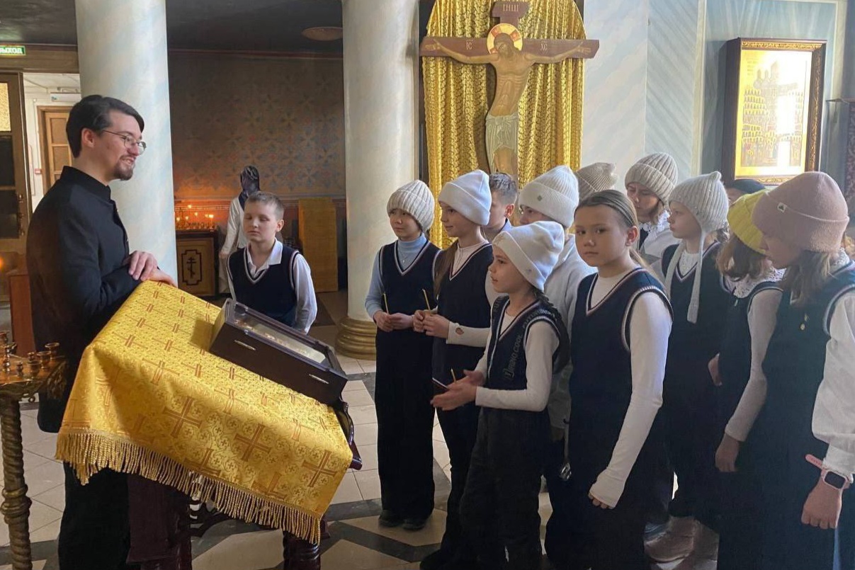В храме Казанской иконы Божией Матери провели экскурсию для школьников