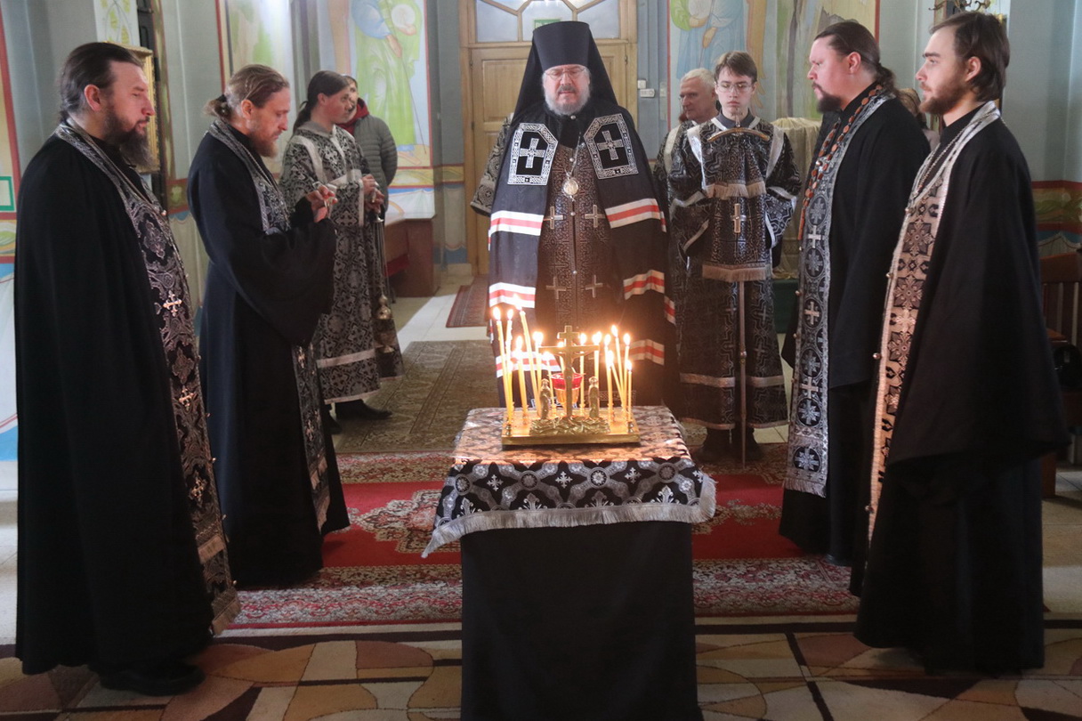 В понедельник первой седмицы Великого поста, епископ Находкинский и Преображенский Николай молился за великопостной утреней.