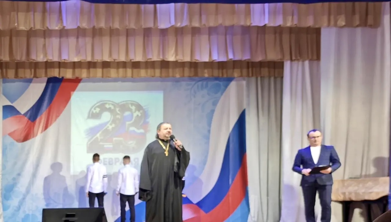 Иерей Виталий Шаркеев посетил праздничный концерт ко Дню защитника Отечества.