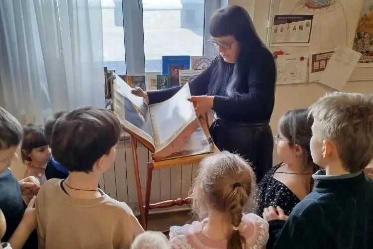 В День православной книги в  Свято-Никольском храме прошел необычный урок 