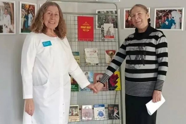 Добровольцы прихода храма великомученика и целителя Пантелеимона провели выставку православной литературы в больнице