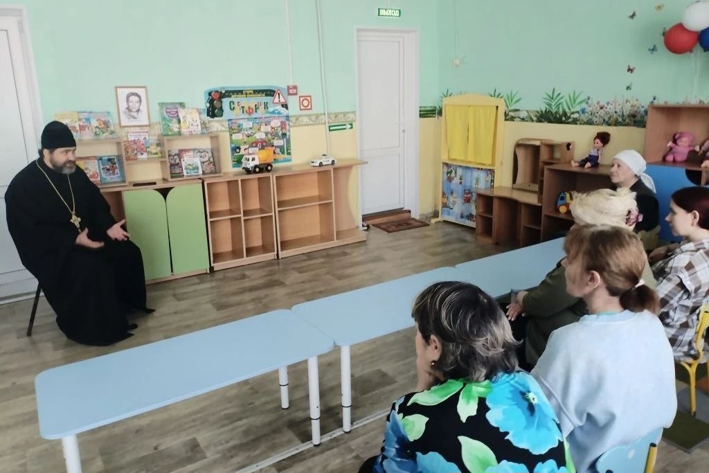 Духовная беседа в Уссурийском детском саду: воспитатели узнали о важных ценностях веры