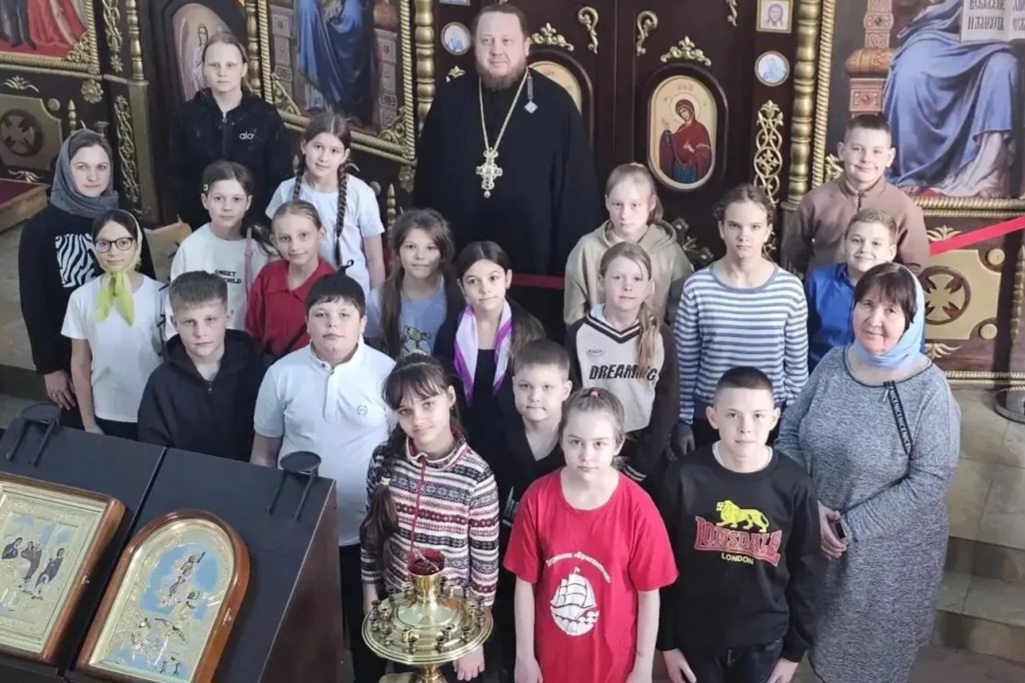 Храм Рождества Пресвятой Богородицы открыл двери для юных гостей из Хорольской школы