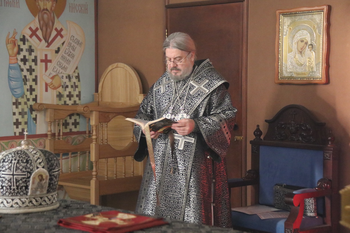 Епископ Николай совершил Литургию Преждеосвященных Даров.