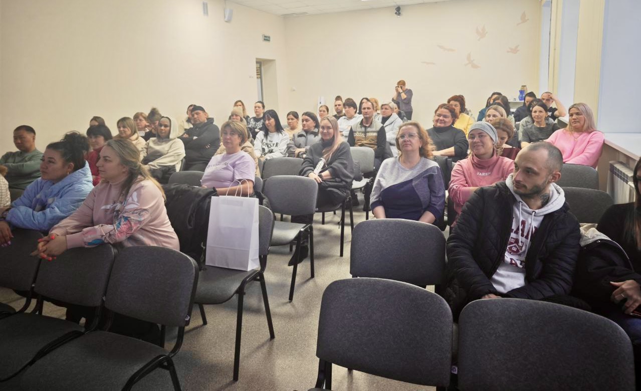 Священник провел беседу о семейных ценностях на школьном родительском собрании.