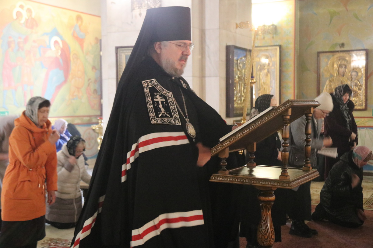 Епископ Николай совершил утреню с чтением Великого покаянного канона в Казанском Кафедральном соборе.