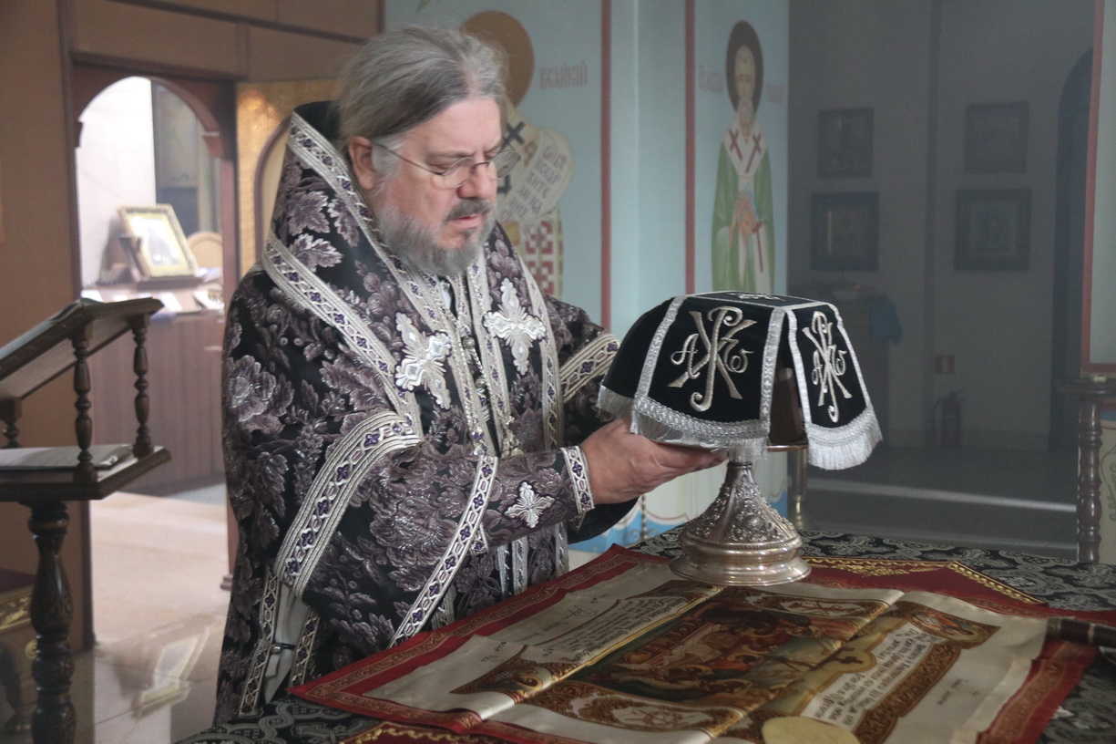 Епископ Находкинский и Преображенский Николай возглавил Литургию Преждеосвященных Даров в Казанском соборе г. Находки.