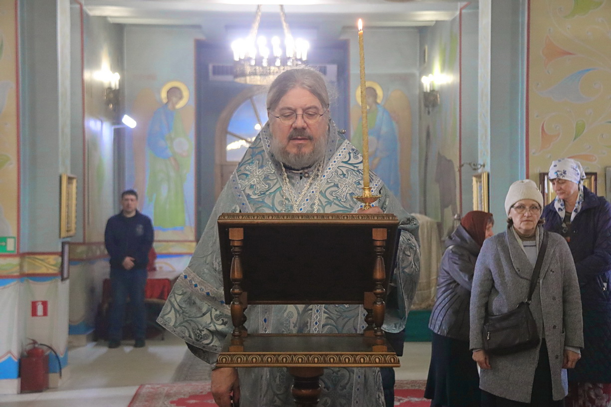 Епископ Находкинский и Преображенский Николай возглавил утреню с чтением Акафиста Пресвятой Богородице в Казанском соборе г. Находки.