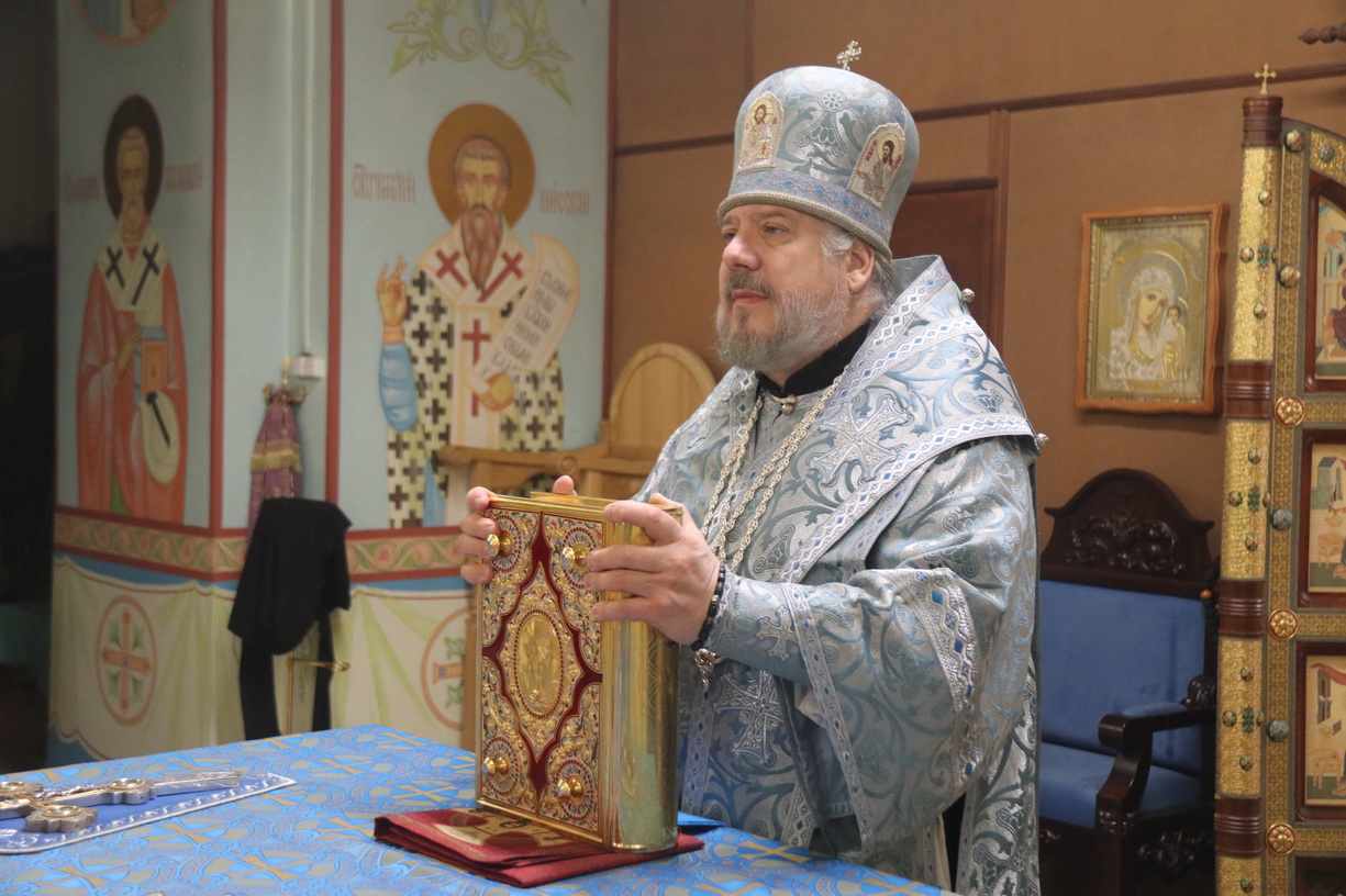 В праздник Похвалы Божией Матери, епископ Находкинский и Преображенский Николай совершил Божественную литургию в Казанском соборе г. Находки.
