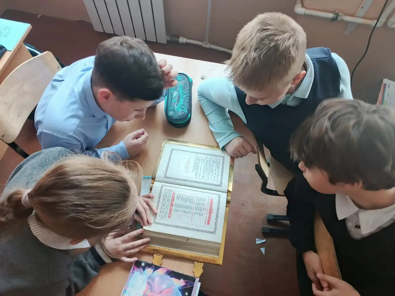 Иерей Роман Капитанюк побеседовал с младшими школьниками школы № 23 г. Находки о первопечатнике Иване Федорове.