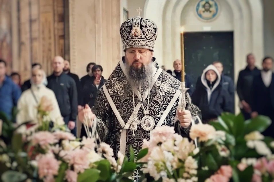 В Великую Пятницу митрополит Павел совершил вечерню с выносом плащаницы в главном храме Приморья 